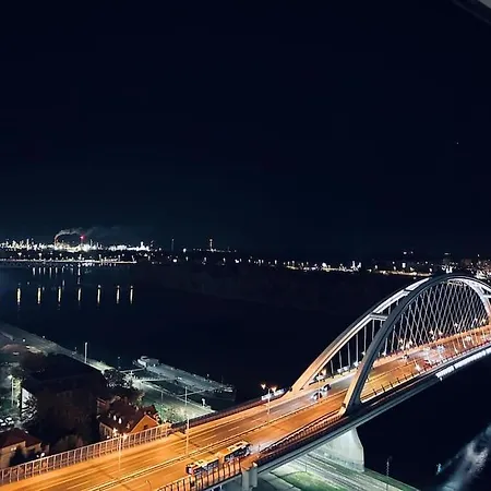 Euroveagreyluxury Apartment