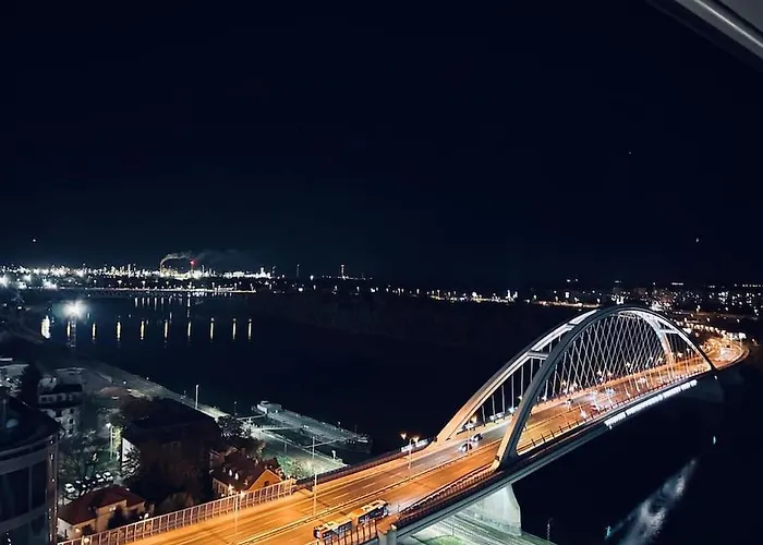 Euroveagreyluxury Apartment